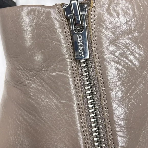 DKNY Womens Crosbi Leather Block Heel Ankle Boots NWOT size 10m in gray - Picture 5 of 10